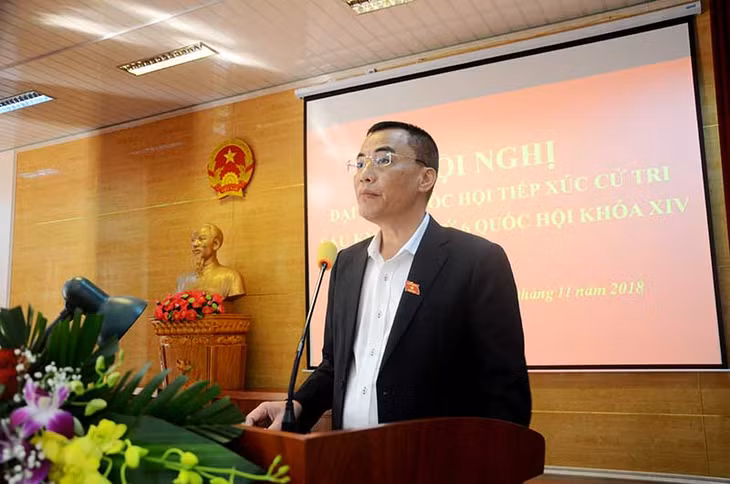 ĐBQH tỉnh Trần Văn Minh phát biểu tại buổi tiếp xúc cử tri huyện Hoành Bồ.