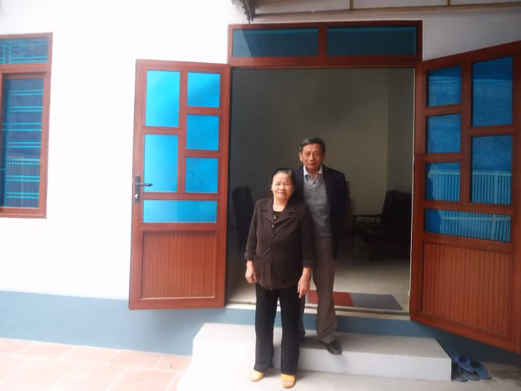 Vợ chồng ông Tính bà Tròn trước căn nhà mới được hỗ trợ tiền xây dựng.