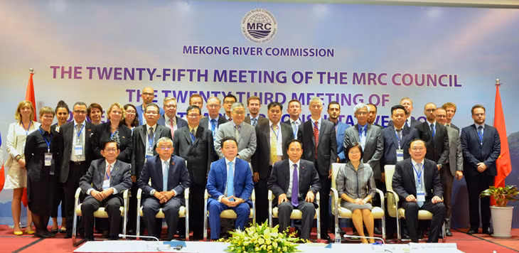 Các đại biểu chụp ảnh lưu niệm