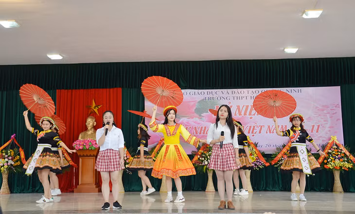 Học sinh Trường THPT Hòn Gai trình diễn văn nghệ.