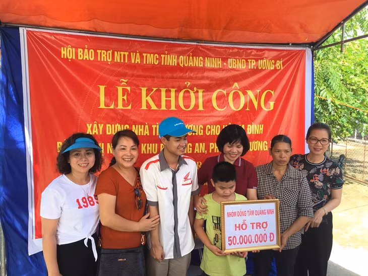Nhóm Đồng Tâm (TP Hạ Long) trao tặng 50 triệu đồng hỗ trợ xây dựng nhà ở cho mẹ con chị Bùi Thị Nhưng ở khu Phương An, phường Phương Nam, TP Uông Bí