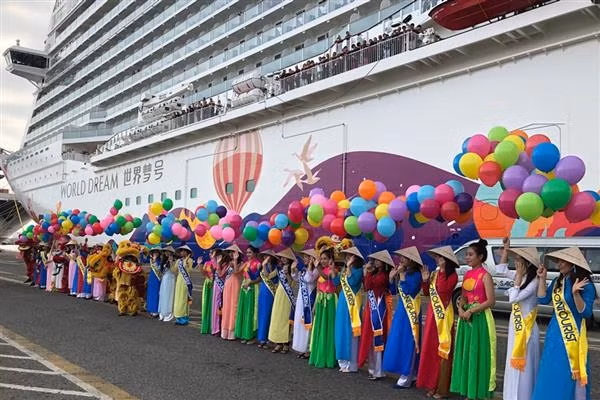 Saigontourist tổ chức lễ đón đoàn khách đầu tiên từ tàu biển 5 sao World Dream vào cuối năm 2017.
