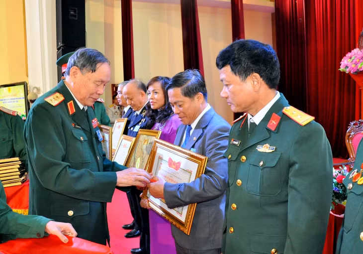 Chủ tịch trao kỷ niệm chương Vì cho các cá nhân có đóng góp xuất sắc cho phong trào công tác Hội nhiệm kỳ 2013-2018.