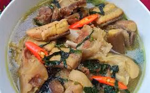Chân giò om chuối xanh bổ âm dưỡng da, tốt cho tiêu hóa, sinh tân dịch, giúp da đàn hồi tốt, mềm mại.