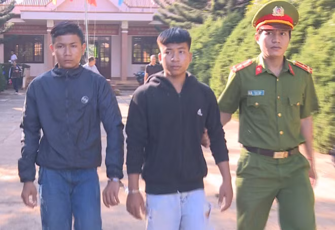 Y Trai và Y Kuôk bị công an bắt giữ. Ảnh: Minh Lộc.