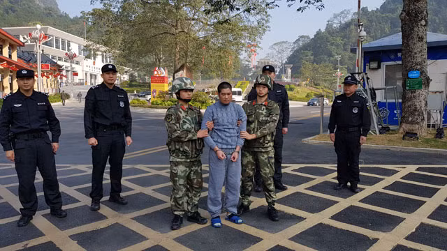 Công an Trung Quốc trao trả đối tượng truy nã đặc biệt nguy hiểm Nông Văn Khởi.