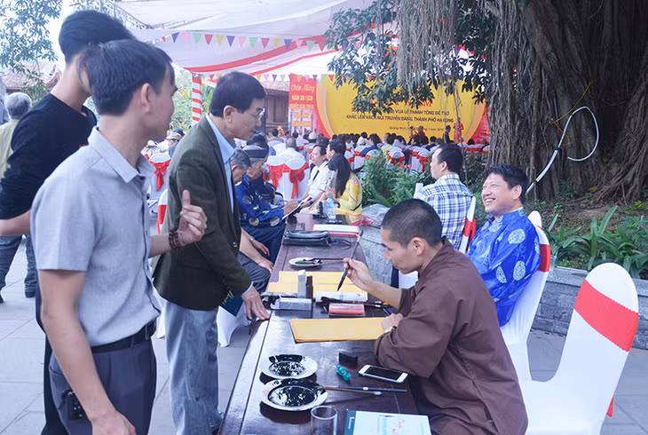 Các thầy đồ cho chữ tại Ngày thơ Quảng Ninh lần thứ 31.