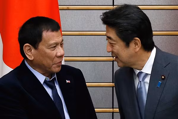 Tổng thống Philippines Rodrigo Duterte và Thủ tướng Nhật Bản Shinzo Abe. (Nguồn: AP)