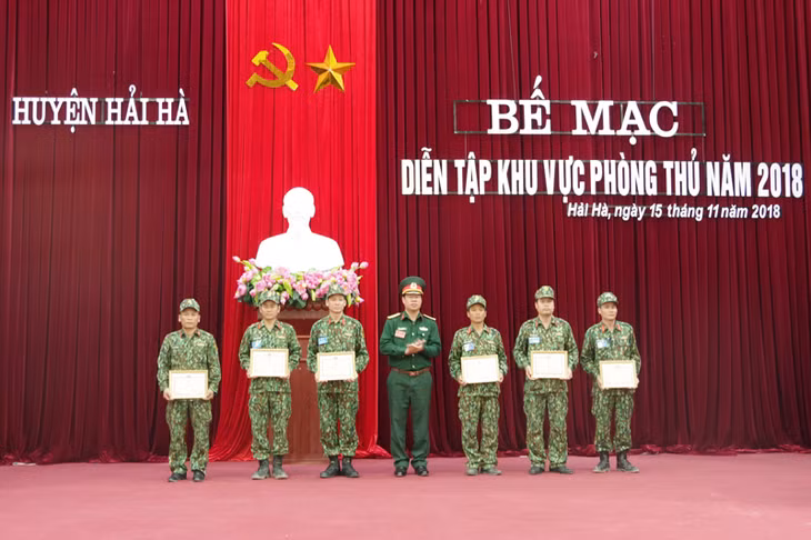 Lãnh đạo Bộ CHQS tỉnh khen thưởng cho các cá nhân có thành tích trong diễn tập.
