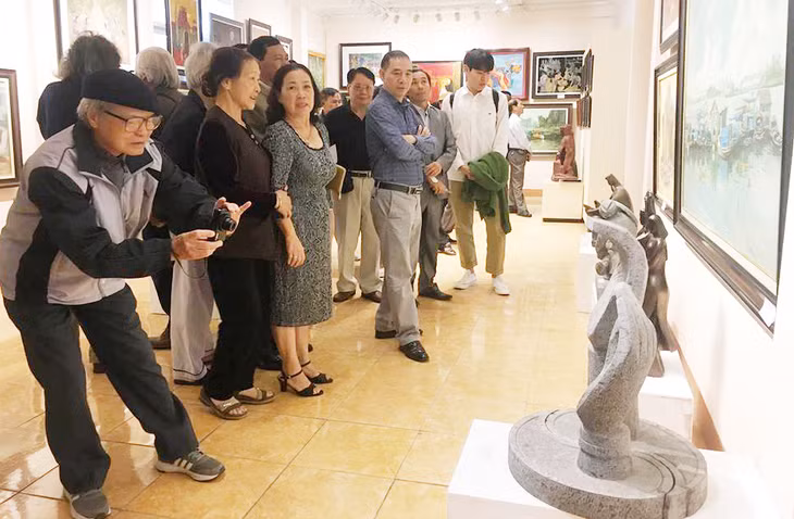 Công chúng và giới họa sĩ tham quan triển lãm.