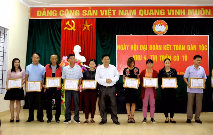 Các hộ gia đình nhận giấy khen đạt danh hiệu gia đình văn hóa tiêu biểu năm 2018.