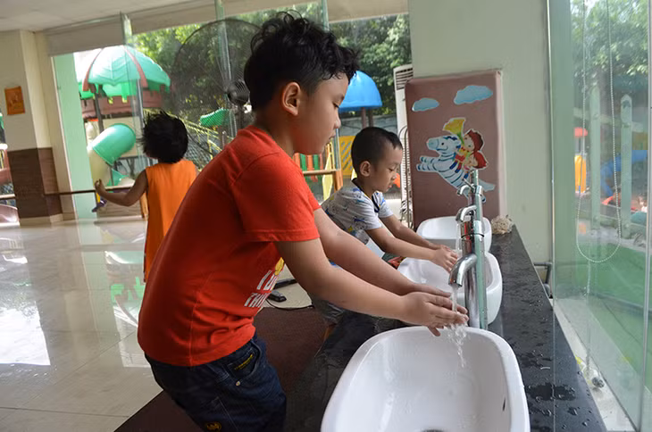 Trẻ chủ động vệ sinh cá nhân sau giờ học ngoài trời (Trường mầm non quốc tế Hạ Long, phường Hồng Hà, TP Hạ Long). Ảnh: Thanh Hoa.