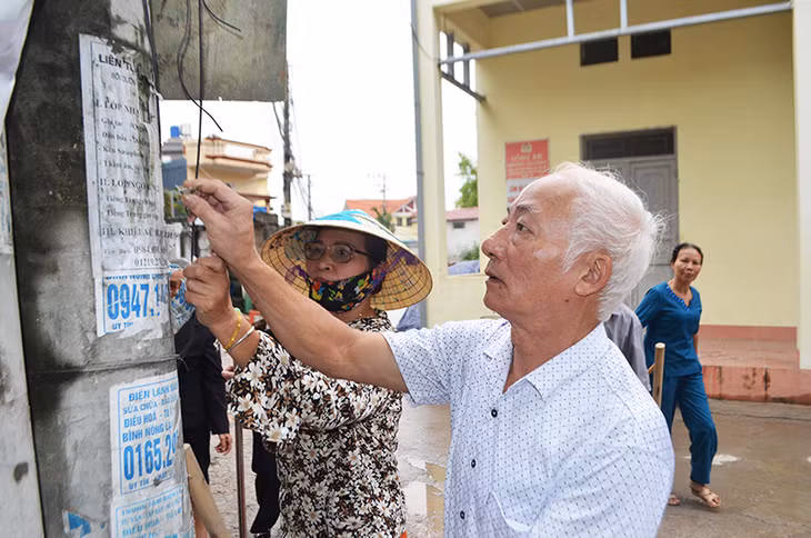 Nhân dân khu phố 6, phường Bãi Cháy tẩy rửa các biển quảng cáo, rao vặt. Ảnh: Thanh Hoa. 