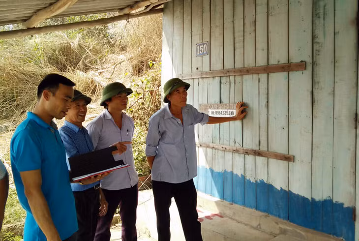 Trung tâm Phát triển quỹ đất phối hợp tổ chức kiểm đếm công trình, kiến trúc, hoa màu tại phường Hà Khẩu phục vụ công tác GPMB thực hiện Dự án Cải tạo chỉnh trang đường 18A đoạn từ nút giao Hoàng Quốc Việt với đường 18A đến cầu Bãi Cháy.