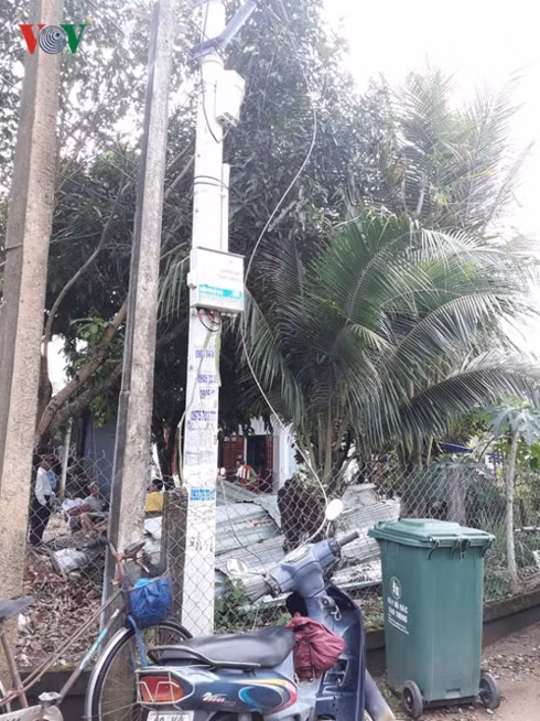 Dây điện hạ thế rơi xuống đường gây tai nạn oan uổng (Ảnh Phúc Thắng).