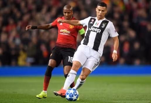  Ashley Young vẫn thi đấu cần mẫn ở tuổi 33.