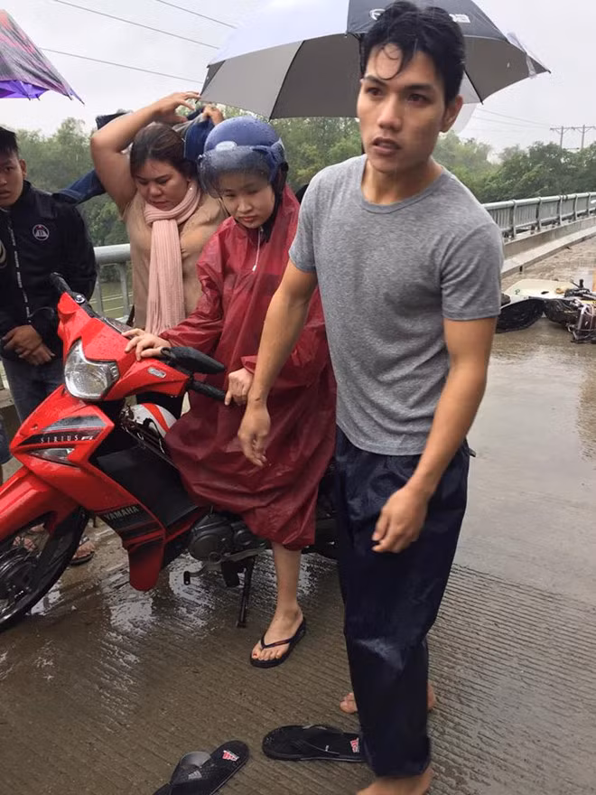 Hình ảnh nam thanh niên sau khi cứu được người gặp nạn lên bờ.