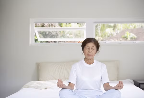 Ngồi thiền trước khi đi ngủ giúp người cao tuổi ngủ ngon giấc.