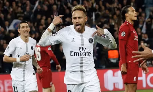 Neymar vui mừng sau khi ghi bàn thứ hai cho PSG vào lưới Liverpool. Ảnh: EPA.