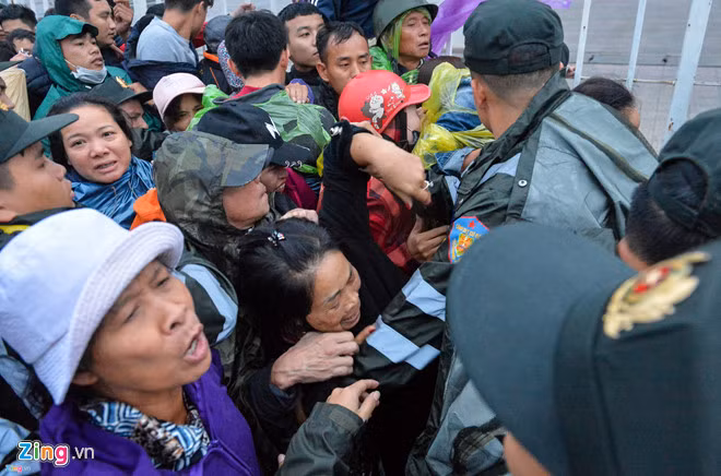 Sau cảnh bán vé hỗn loạn trước trận Việt Nam - Malaysia, VFF đã tăng số lượng vé phân phối trực tuyến từ 4.000 vé lên 25.000 vé. Ảnh: Việt Hùng - Ngọc Duy.