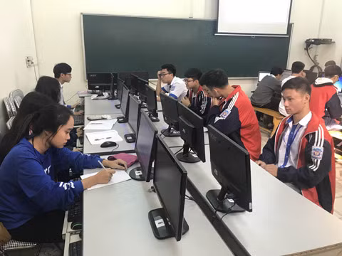 Các em học sinh Trường THPT Hòn Gai trong một buổi tham gia dự thi