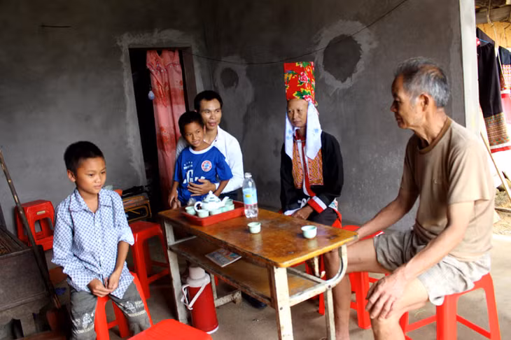 những lúc rảnh rỗi thầy Minh lại đến nhà học trò mình chủ nhiệm để nắm bắt tình hình gia đình của học sinh mình.