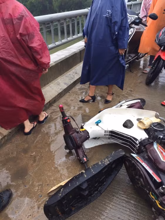 Hiện trường vụ tai nạn trên cầu Vĩnh Điện, huyện Điện Bàn, tỉnh Quảng Nam.