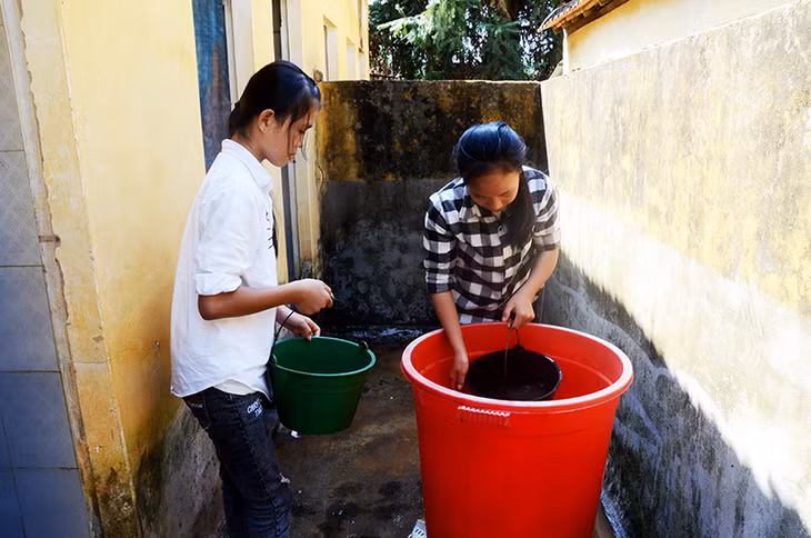 Các em học sinh Trường PTDT bán trú TH&THCS Thanh Sơn (Ba Chẽ) phải múc nước dội NVS.