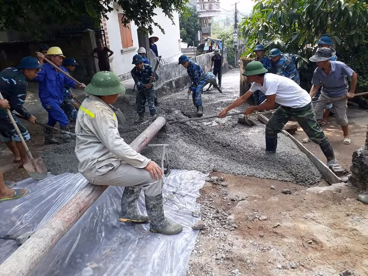 Cán bộ chiến sĩ Lữ đoàn 147 và nhân dân thôn 10, xã Hiệp Hòa làm đường bê tông.