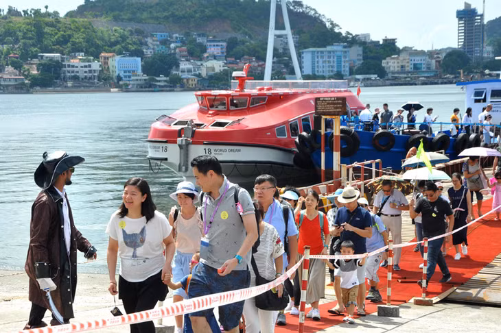 Khách du lịch tàu biển quốc tế đến Hạ Long. Ảnh: Thu Nguyên