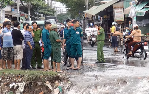 Lực lượng chức năng túc trực tại hiện trường. Ảnh: Quế Biên.