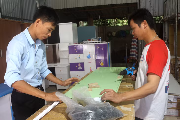 Ngoài giờ lên lớp thầy Minh lại xắn tay cùng thợ ở xưởng đóng các sản phẩm theo yêu cầu của khách hàng