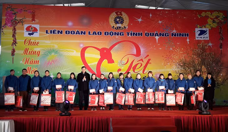 Lãnh đạo tỉnh và Tổng LĐLĐ Việt Nam trao tặng quà Tết cho CNLĐ có hoàn cảnh khó khăn dịp Tết Sum vầy 2018 tại KCN Cái Lân, TP Hạ Long