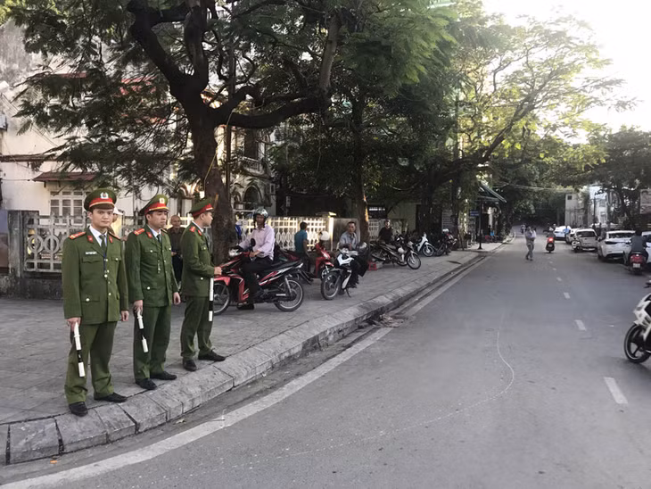 Công an phường Hồng Gai thường xuyên bố trí lực lượng để đảm bảo ATGT vào giờ cao điểm khi học sinh Tiểu học,-THCS Hạ Long tan trường
