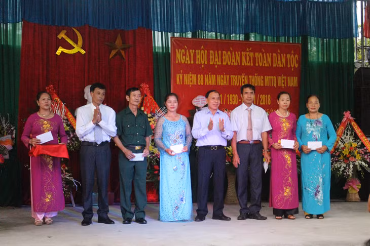 Xã Đạm Thuỷ khen thưởng các tập thể, cá nhân của thôn có thành tích trong Cuộc vận động “Toàn dân đoàn kết xây dựng đời sống văn hóa ở khu dân cư”.