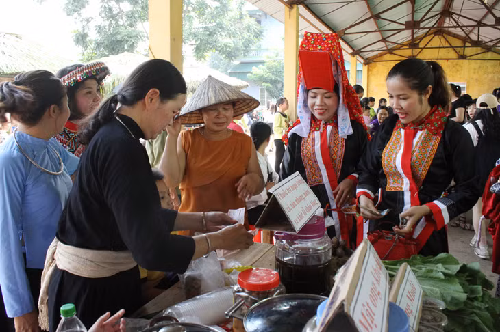 Bà con các dân tộc mua hàng tại chợ.