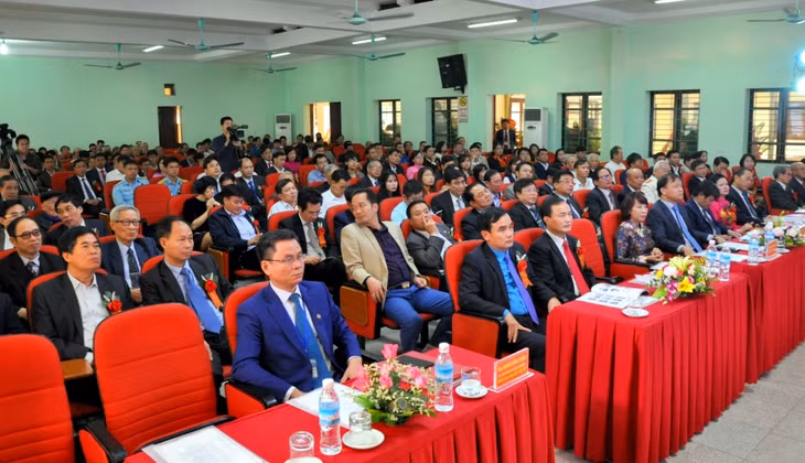 Các đại biểu dự lễ kỷ niệm 60 năm thành lập Trường Đại học công nghiệp Quảng Ninh.