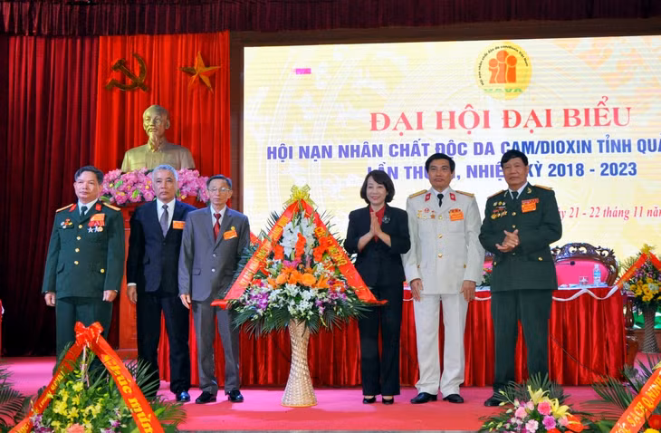 Thay mặt các đồng chí lãnh đạo tỉnh, Phó Chủ tịch UBND tỉnh Vũ Thị Thu Thủy tặng lẵng hoa chúc mừng thành công của Đại hội.