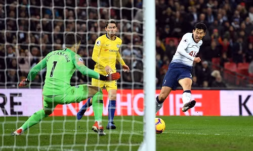 Son độc diễn ghi bàn, nâng tỷ số lên 3-0 cho Tottenham. Ảnh: Reuters.