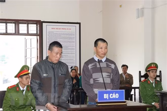 Bị cáo Nguyễn Đình Oanh và bị cáo Đỗ Đức Văn tại phiên tòa. (