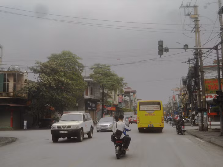 Đèn tín hiệu giao thông tại Ngã tư phố 2- Bến Cân, phường Mạo Khê (TX Đông Triều) đã dừng hoạt động từ nhiều ngày nay. Ảnh chụp hồi 11 giờ ngày 9 /11/2018.