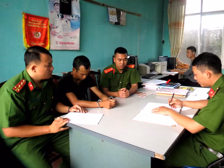 Ân Văn Toàn tại Cơ quan CSĐT Công an huyện Ba Chẽ.