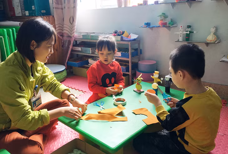 giáo viên Trường Mầm non Hoa Hồng, TP Cẩm Phả hướng dẫn trẻ mầm non làm đồ dùng, đồ chơi tự tạo.