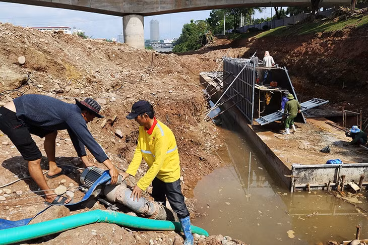 Nhưng do đắp bằng sỏi cuội, nên việc thấm ngược trở lại gây khó khăn, nên mỗi hố móng luôn được bố trí bơm công suất lớn đẻ đảm bảo bơm thoát nước phục vụ thi công. 
