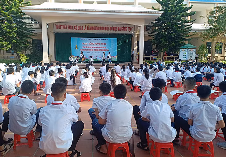 Học sinh Trường THCS Thị trấn, huyện Bình Liêu tổ chức ngoại khóa tìm hiểu về giới.