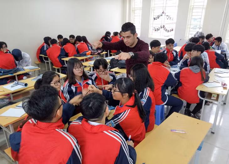 Giờ học ngoại ngữ có sự tham gia của giáo viên nước ngoài tại Trường THPT Hòn Gai, TP Hạ Long. Ảnh: Thu Nguyệt