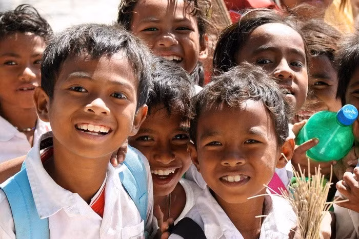  1. Đừng to tiếng. Nói to trước đám đông được coi là hành vi gây khó chịu cho người dân Indonesia. Nếu bạn có mâu thuẫn với ai đó, bạn nên giải quyết các vấn đề một cách lặng lẽ, riêng tư, chứ không phải là to tiếng cho tất cả mọi người nghe. 