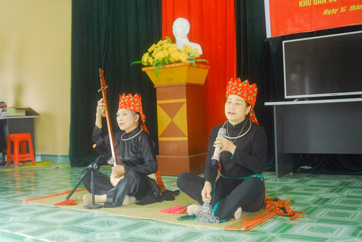 Người dân thôn Cửa Khẩu (xã Hoành Mô, huyện Bình Liêu) giao lưu hát Then truyền thống của dân tộc Tày trong Ngày hội đại đoàn kết tổ chức tại nhà văn hóa thôn.