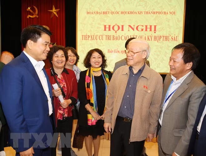Tổng Bí thư, Chủ tịch nước Nguyễn Phú Trọng với các đại biểu tại buổi tiếp xúc cử tri quận Hoàn Kiếm. (Ảnh: Trí Dũng/TTXVN)