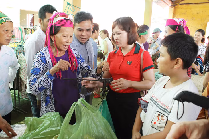 Chợ phiên vùng cao đơn sơ mà tươi vui, ấm áp. (Ảnh: Huỳnh Đăng)